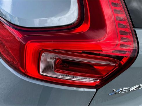 Used 2024 Volvo XC40 B5 Core AWD/4WD image 23