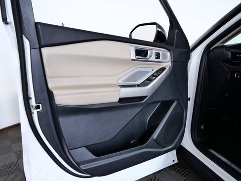 Used 2023 Ford Explorer Limited w/ Limited Technology Package AWD/4WD image 16