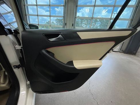 Used 2011 Volkswagen Jetta SE FWD image 22