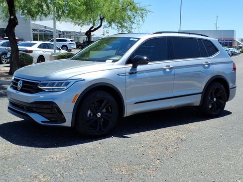 Certified 2024 Volkswagen Tiguan SE R-Line FWD image 3