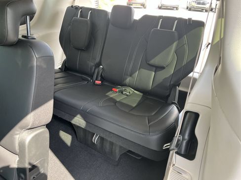 Used 2022 Chrysler Pacifica Touring-L w/ Uconnect Theater Family Group FWD image 30