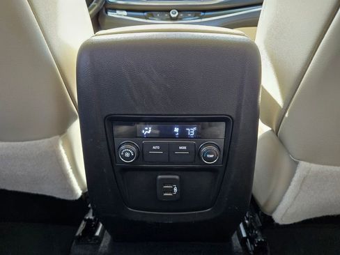 Used 2022 Buick Enclave Essence image 41