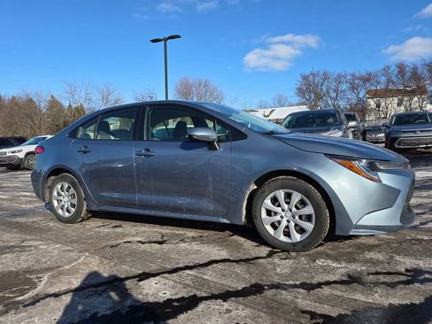 Used 2021 Toyota Corolla LE image 3