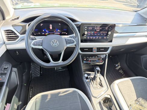 Used 2025 Volkswagen Taos SE w/ Panoramic Sunroof Package FWD image 7