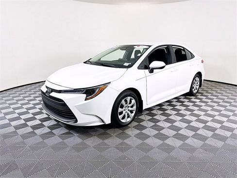 Certified 2025 Toyota Corolla LE image 3