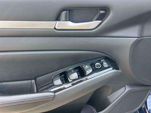 Used 2024 Nissan Altima 2.5 SR FWD image 16