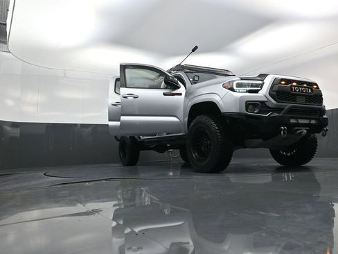 Used 2022 Toyota Tacoma SR w/ SR Convenience Package RWD image 26