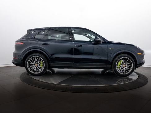 Certified 2023 Porsche Cayenne Platinum Edition image 8