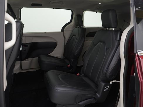 Used 2020 Chrysler Pacifica Touring-L Plus image 15