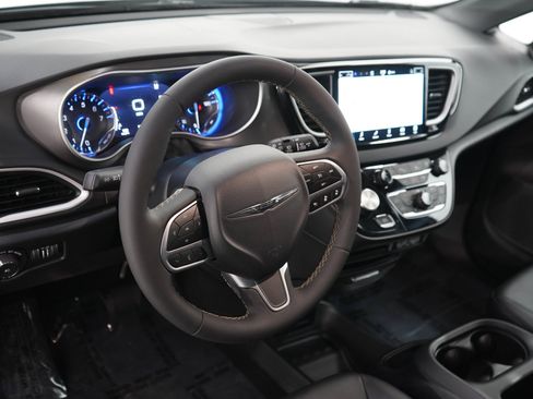 Used 2025 Chrysler Pacifica Select FWD image 24