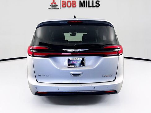 Used 2024 Chrysler Pacifica Touring-L FWD image 6