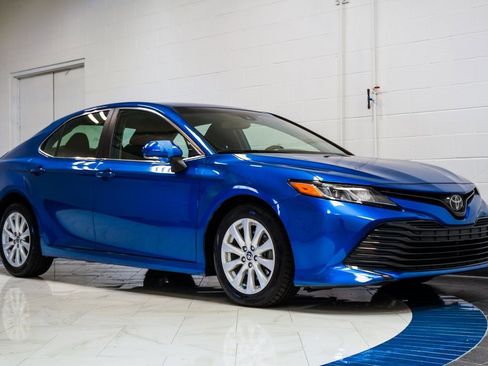 Used 2020 Toyota Camry LE image 5
