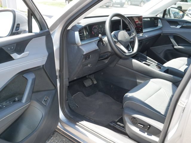 Certified 2025 Volkswagen Tiguan SE AWD/4WD image 12
