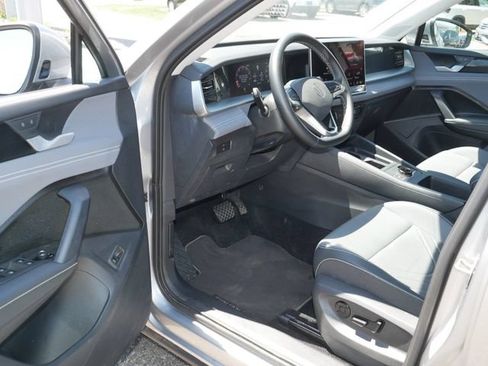 Certified 2025 Volkswagen Tiguan SE AWD/4WD image 12