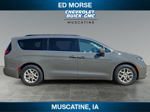 Used 2022 Chrysler Pacifica Touring-L FWD image 6