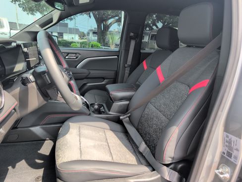Used 2024 Chevrolet Colorado Z71 w/ Z71 Convenience Package 2 AWD/4WD image 13