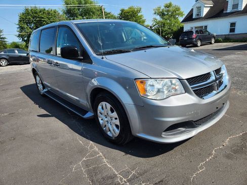 Used 2019 Dodge Grand Caravan SE w/ UConnect Hands-Free Group FWD image 2