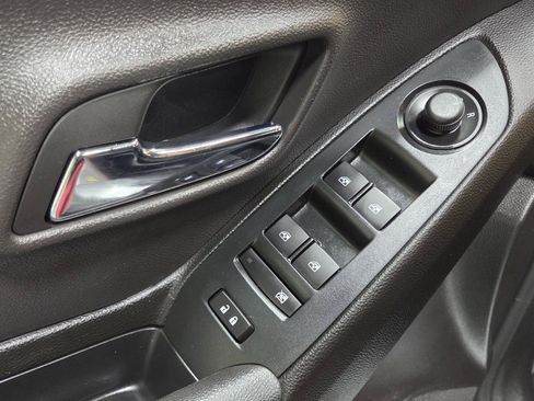Used 2017 Chevrolet Trax LT w/ LT Convenience Package FWD image 29