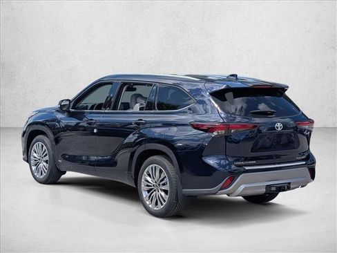 New 2026 Toyota Highlander Platinum image 9