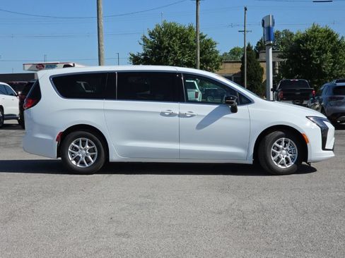 New 2027 Chrysler Pacifica Select FWD image 8