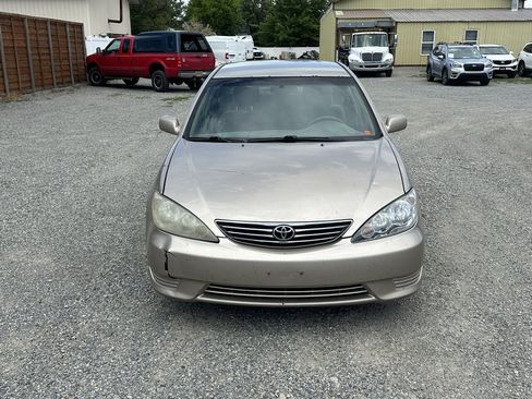 Used 2005 Toyota Camry LE FWD image 2