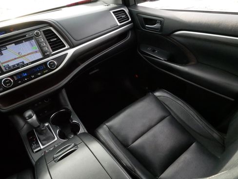 Used 2017 Toyota Highlander Limited Platinum image 11