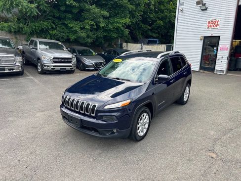 Used 2016 Jeep Cherokee Latitude w/ Cold Weather Group AWD/4WD image 2