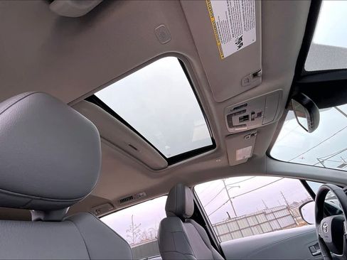 Used 2025 Toyota Sienna XLE image 14