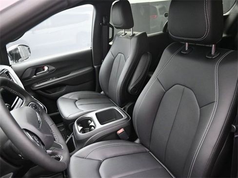 New 2026 Chrysler Pacifica Select image 12