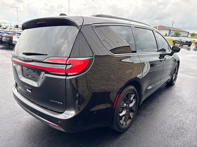 Used 2022 Chrysler Pacifica Limited w/ Uconnect Theater Family Group FWD image 7