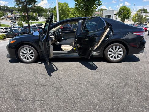Used 2018 Toyota Camry LE FWD image 22