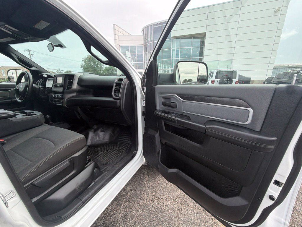 Used 2022 RAM 3500 Tradesman w/ Chrome Appearance Group AWD/4WD image 17