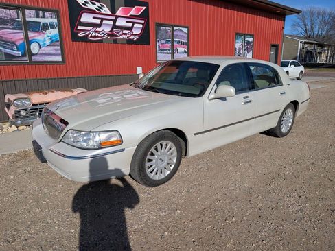Used 2005 Lincoln Town Car Signature Limited image 2