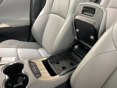 Used 2024 Toyota Venza Limited image 37