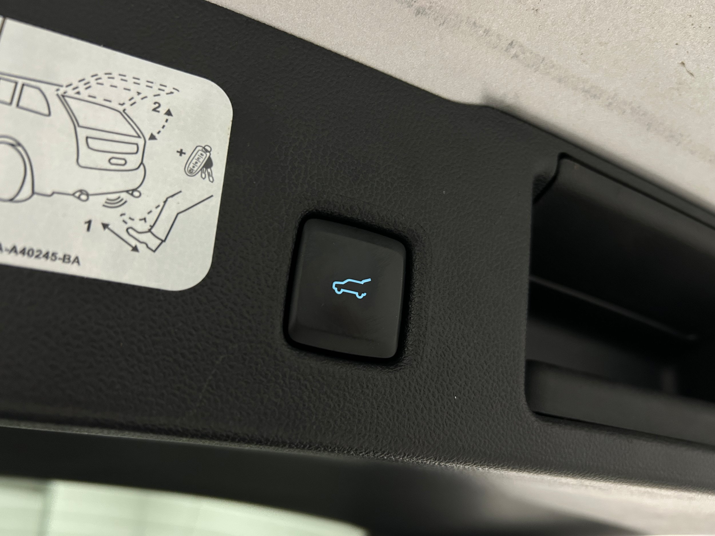 Used 2020 Ford Escape Titanium AWD/4WD image 32