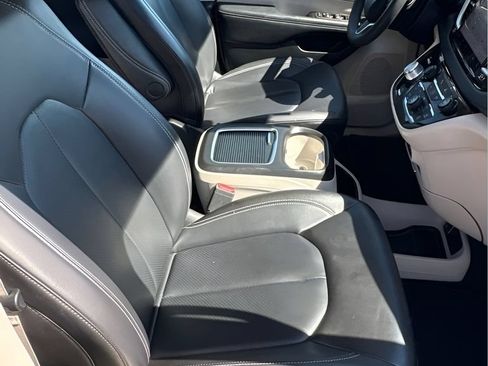 Used 2023 Chrysler Pacifica Touring-L FWD image 19