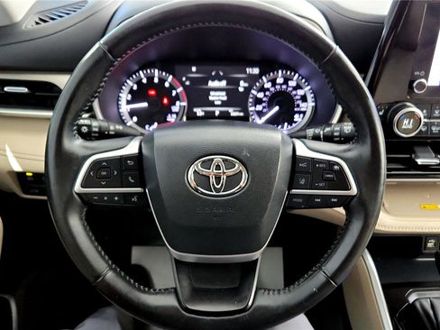 Used 2023 Toyota Highlander XLE image 19