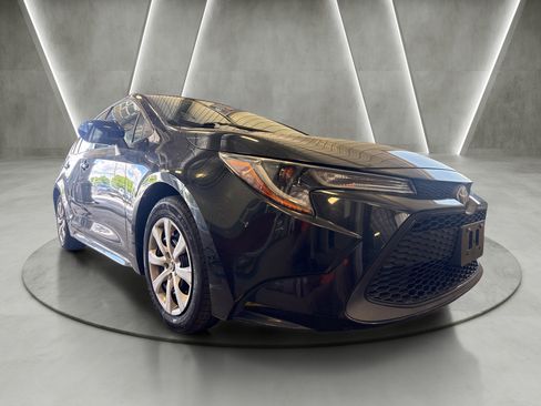 Used 2021 Toyota Corolla LE FWD image 1