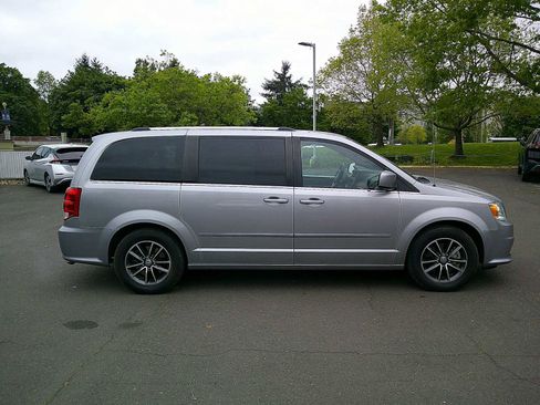 Used 2017 Dodge Grand Caravan SXT FWD image 6