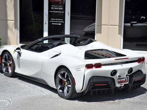 Used 2024 Ferrari SF90 Spider image 31