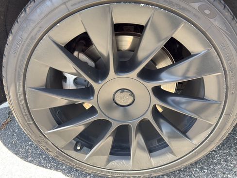 Used 2021 Tesla Model Y Long Range AWD/4WD image 18