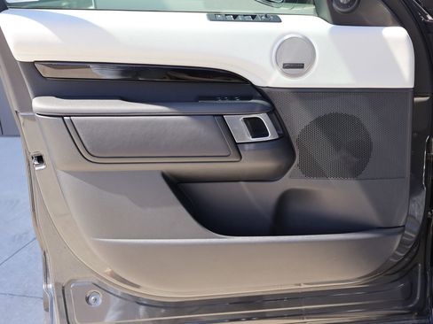 Certified 2025 Land Rover Discovery S AWD/4WD image 12