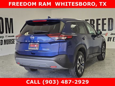 Used 2023 Nissan Rogue SV image 3