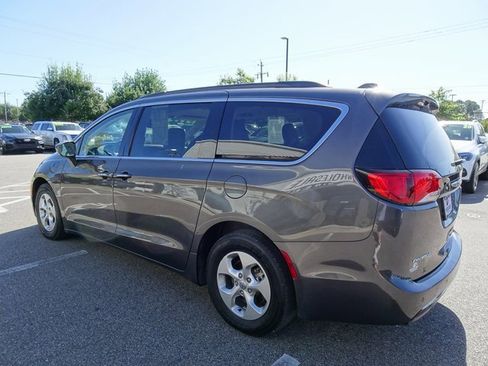Used 2017 Chrysler Pacifica Premium image 6