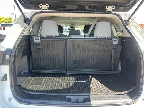 Used 2023 Toyota Highlander L image 30