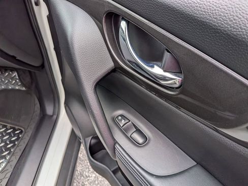 Used 2019 Nissan Rogue SV FWD image 23