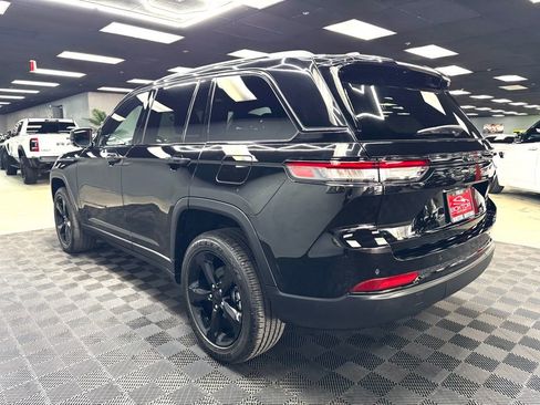 Used 2024 Jeep Grand Cherokee Altitude image 11