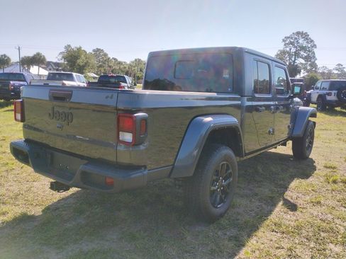Certified 2023 Jeep Gladiator Sport AWD/4WD image 5
