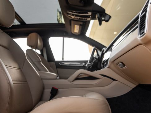 Certified 2023 Porsche Cayenne Platinum Edition AWD/4WD image 45