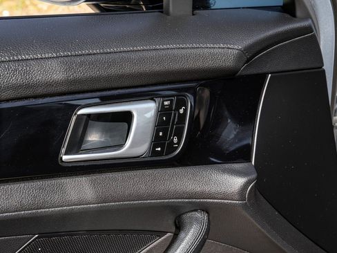 Used 2018 Porsche Panamera 4 image 40